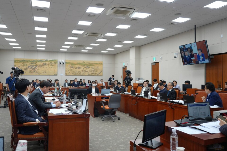 국회 교육위원회가 11일 서울 여의도 국회에서 전체회의를 열고 리박스쿨 관련 긴급 현안질의를 하고 있다. (출처=문정복 의원 페이스북)