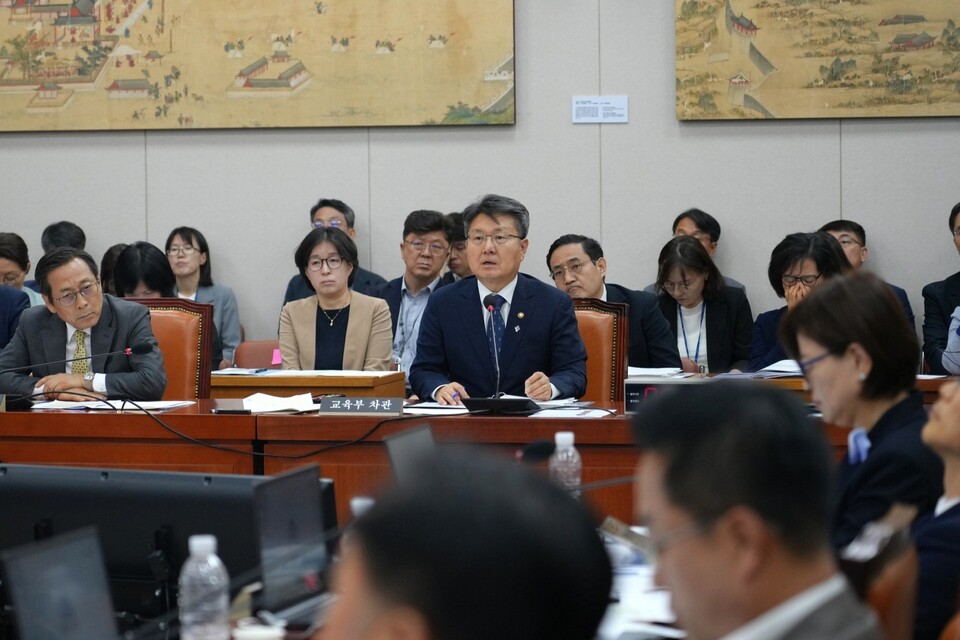 오석환(가운데) 교육부 차관이 11일 서울 여의도 국회에서 열린 리박스쿨 관련 교육위원회 전체회의에서 의원 질의에 답변하고 있다. (출처=문정복 의원 페이스북)