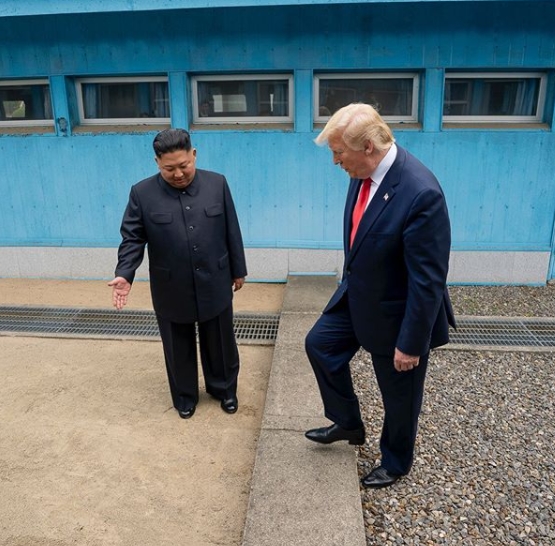 지난 2019년 6월 30일 도널드 트럼프 미국 대통령이 김정은 북한 국무위원장의 권유로 군사분계선을 넘어가고 있다. (출처=도널드 트럼프 엑스)