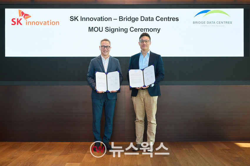 김무환(왼쪽) SK이노베이션 에너지솔루션 사업단장과 케빈 관 BDC 최고투자책임자가 지난 11일 서울 종로구 SK서린빌딩에서 데이터센터 에너지 솔루션 사업 추진을 위한 업무협약을 체결한 뒤 기념촬영을 하고 있다. (사진제공=SK이노베이션)