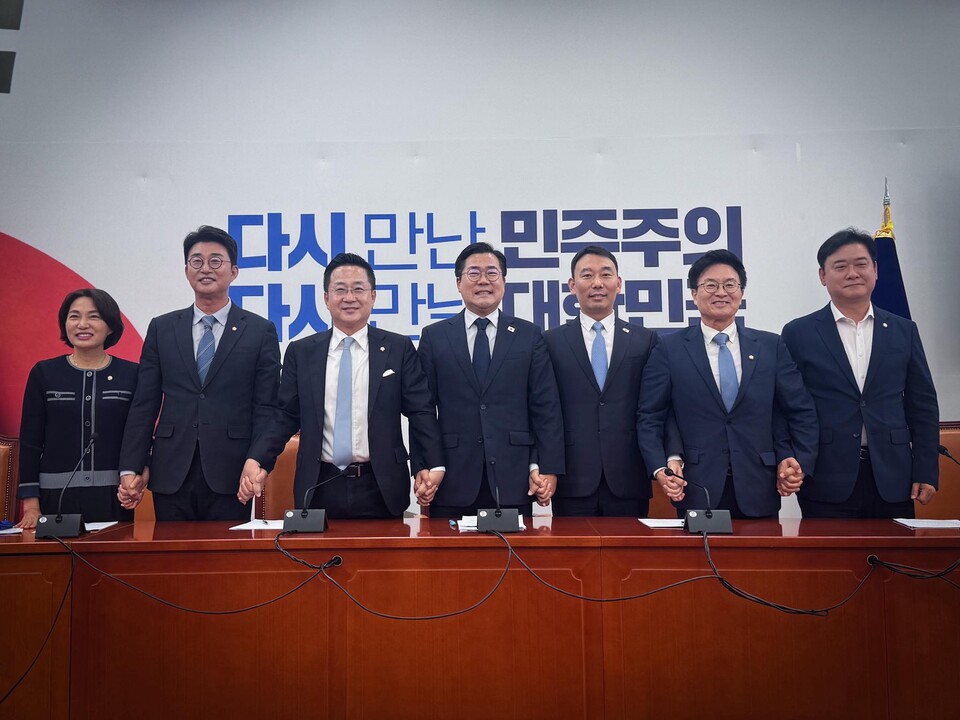 박찬대(가운데) 더불어민주당 당대표 직무대행 겸 원내대표가 12일 오전 서울 여의도 국회에서 열린 고별 기자간담회에서 원내대표단과 인사하고 있다. 왼쪽부터 서미화 원내부대표, 노종면 원내대변인, 박성준 원내수석부대표, 박찬대 원내대표, 김용민 원내정책수석부대표, 정진욱 원내대표 비서실장, 윤종군 원내대변인. (출처=박찬대 의원 페이스북)