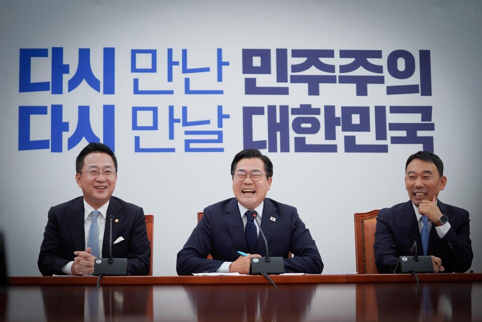 박찬대(가운데) 더불어민주당 당대표 직무대행 겸 원내대표가 12일 서울 여의도 국회에서 열린 고별 기자간담회에서 발언하고 있다. (출처=박찬대 의원 페이스북)