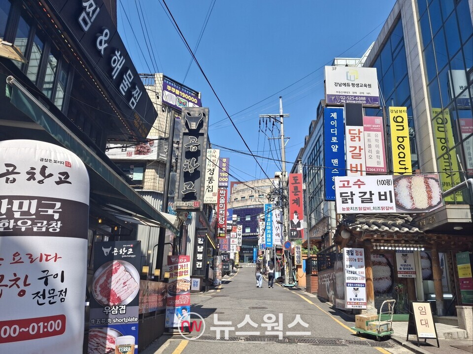 12일 서울시 강남역 인근 음식점과 주점이 몰린 골목이 한산하다. (사진=강석호 기자)