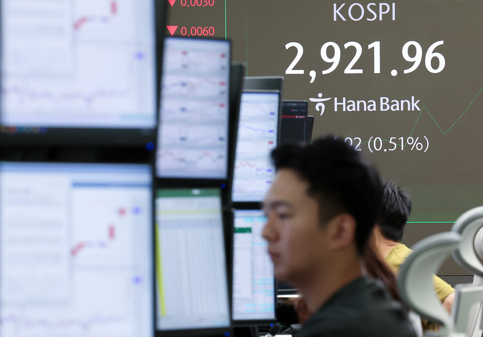 '허니문 랠리'가 이어진 12일 오전 서울 중구 하나은행 딜링룸 전광판에 개장 시황이 나오고 있다. (사진=뉴스1)