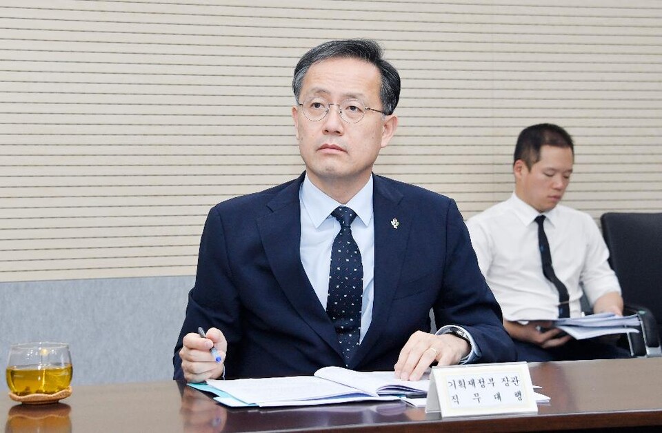 이형일 기획재정부 장관 직무대행 1차관이 12일 정부세종청사 중앙동에서 열린 '제17차 부동산 시장 및 공급상황 점검 전담반 회의'를 주재하고 있다. (사진제공=기획재정부)