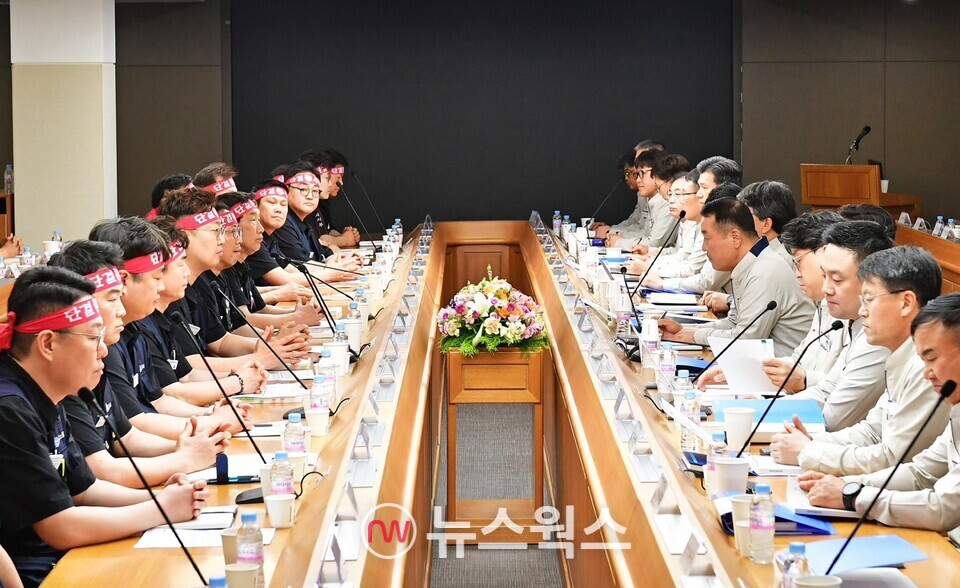 지난달 23일 현대자동차 노사 대표가 울산공장 본관 동행룸에서 2024년 임금협상 교섭 상견례를 진행하고 있다. (사진제공=현대차)
