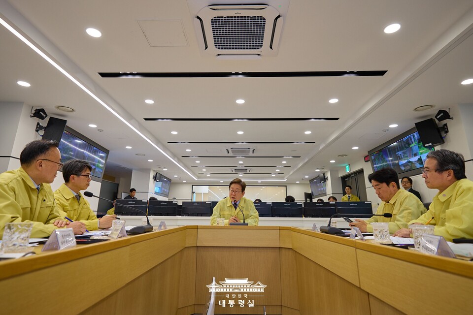 이재명 대통령이 12일 서울 서초구 한강홍수통제소에서 수해 대비 현장 점검 회의를 주재하고 있다. (출처=대통령실 홈페이지)