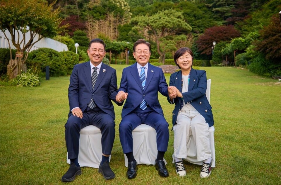 이재명 대통령이 7일 서울 한남동 관저에서 더불어민주당 지도부 초청 만찬에 참석한 김병기(왼쪽), 서영교 의원과 기념촬영을 하고 있다. (사진제공=대통령실)