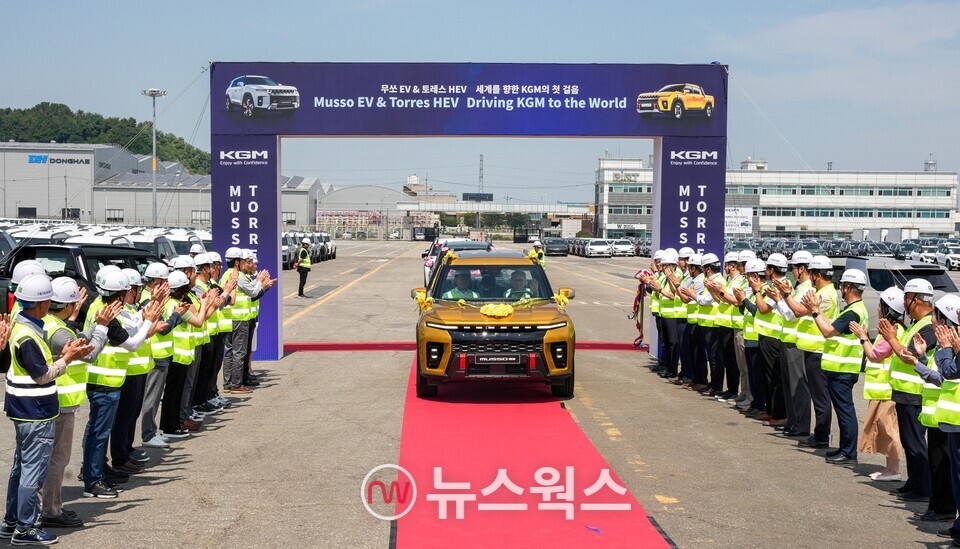 KG모빌리티(KGM)가 지난 12일 평택국제자동차부두에서 무쏘 EV·토레스 하이브리드 수출 선적 기념식을 열었다. (사진제공=KGM)