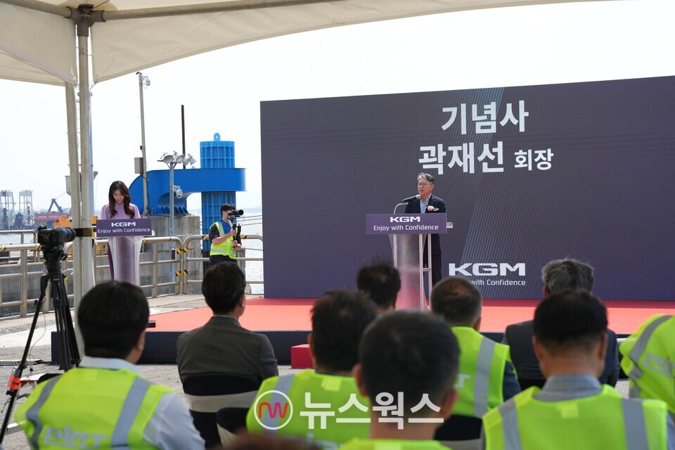 곽재선 KGM 회장이 무쏘 EV·토레스 하이브리드 수출 선적 기념식에서 기념사를 하고 있다. (사진제공=KGM)