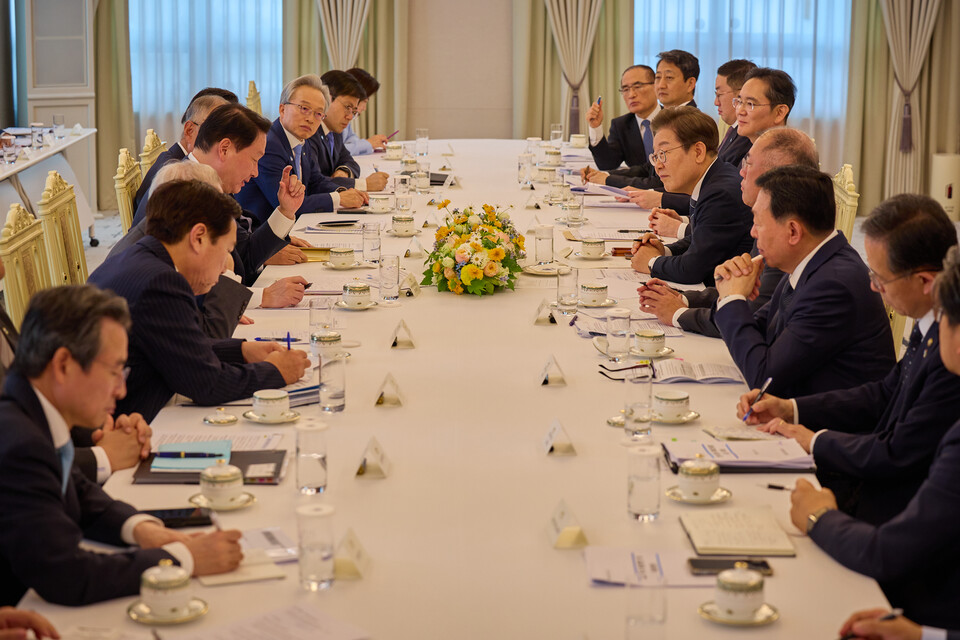 이재명 대통령이 13일 서울 용산구 대통령실에서 열린 6경제단체와 기업인 간담회에서 참석자의 발언을 경청하고 있다. (사진제공=대통령실)