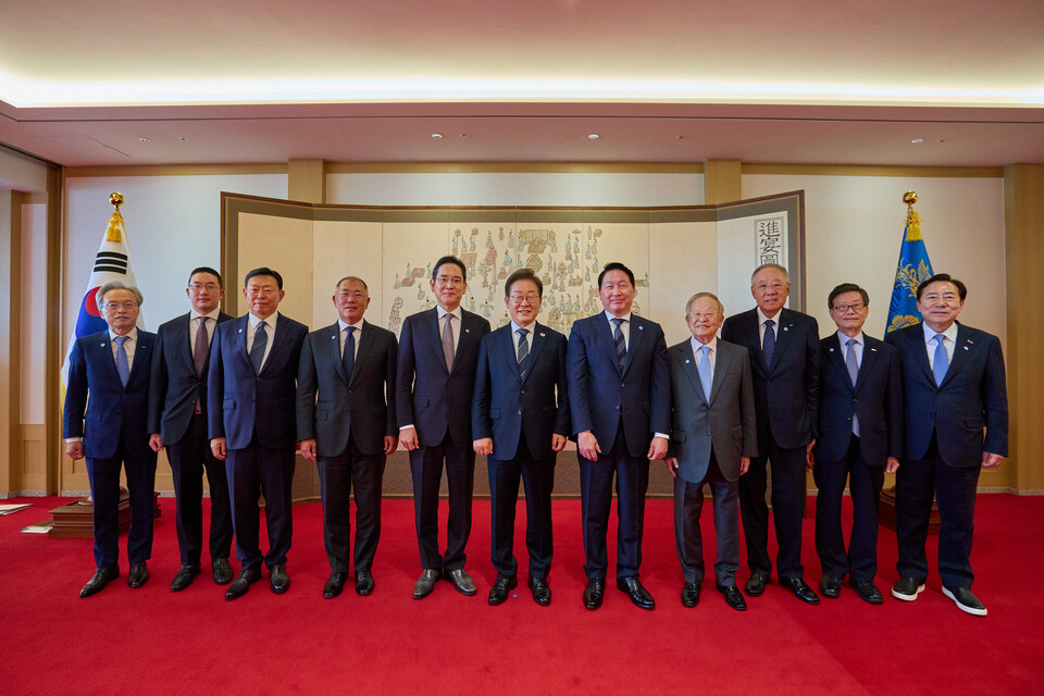 이재명 대통령이 13일 서울 용산구 대통령실에서 열린 6경제단체와 기업인 간담회에서 참석자들과 기념촬영을 하고 있다. 왼쪽부터 최진식 한국중견기업연합회 회장, 구광모 LG그룹 회장, 신동빈 롯데그룹 회장, 정의선 현대차그룹 회장, 이재용 삼성전자 회장, 이 대통령, 최태원 SK그룹 회장 겸 대한상공회의소 회장, 손경식 한국경영자총협회 회장, 류진 한국경제인협회 회장, 윤진식 한국무역협회 회장, 김기문 중소기업중앙회 회장. (사진제공=대통령실)