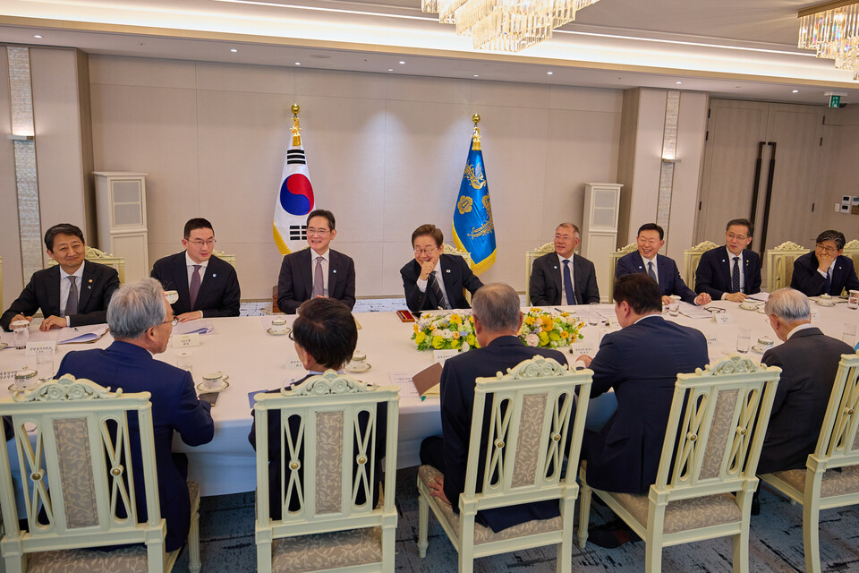 이재명 대통령이 13일 서울 용산구 대통령실에서 열린 6경제단체와 기업인 간담회에서 참석자의 발언을 경청하고 있다. (사진제공=대통령실)