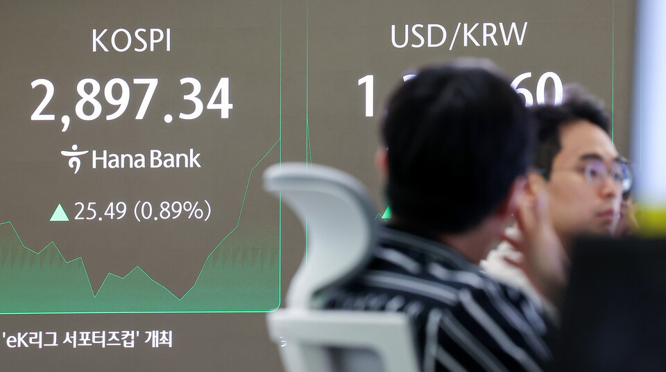 11일 오전 서울 중구 하나은행 딜링룸 전광판에 개장 시황이 나오고 있다. (사진=뉴스1)
