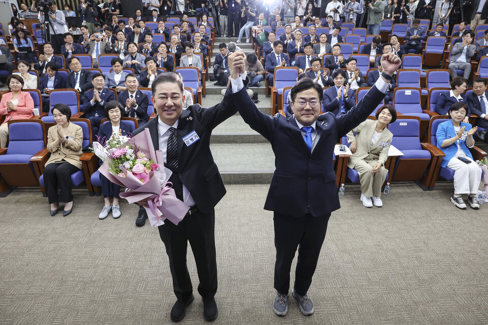13일 오후 서울 여의도 국회에서 열린 더불어민주당 제2기 원내대표 선출 의원총회에서 새 원내대표로 당선된 김병기 의원이 박찬대 전 원내대표와 기념촬영을 하고 있다. (사진=뉴스1)