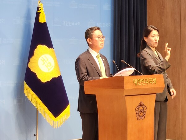 12일 안도걸 의원이 국회 소통관에서 원화 기반 스테이블코인 도입을 위한 입법 계획을 발표하고 있다. (출처=안도걸 페이스북)