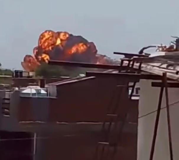 에어인디아 여객기가 12일(현지시간) 인도 서부 아메다바드 공항에서 이륙한 직후 주거 지역에 추락해 폭발하고 있다. (출처=엑스)