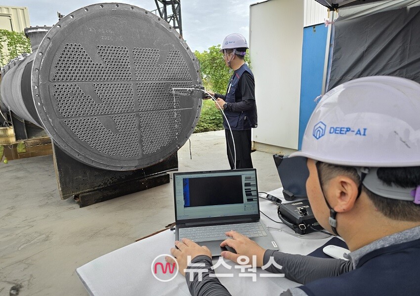 최근 SK이노베이션 울산컴플렉스에서 SK이노베이션과 울산지역 AI 스타트업 딥아이가 공동개발한 AI 솔루션을 적용해 열교환기 결함 검사를 하고 있다. (사진제공=SK이노베이션)