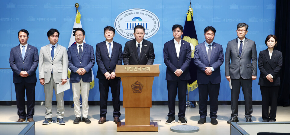 김병기 더불어민주당 신임 원내대표가 15일 오전 서울 여의도 국회 소통관에서 원내대표단 인선발표를 하고 있다. 왼쪽부터 문금주·김현정 대변인, 허영 정책수석, 문진석 운영수석, 김 원내대표, 박상혁 소통수석, 이기헌 비서실장, 김남근 민생부대표, 백승아 대변인. (사진=뉴스1)