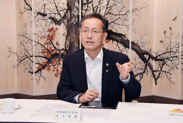 이형일 기획재정부 장관 직무대행 1차관이 지난 13일 정부서울청사에서 열린 '긴급상황점검회의'를 주재하고 있다. (사진제공=기획재정부)