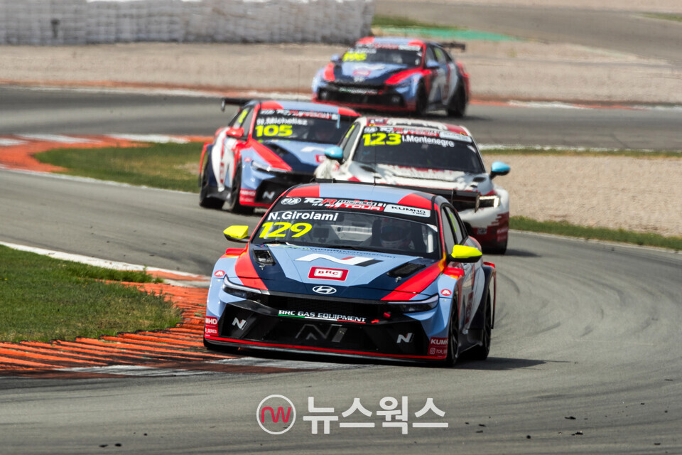 지난 13~15일 열린 '2025 TCR 월드 투어' 스페인 대회에서 현대차 '더 뉴 엘란트라 N TCR(국내명 더 뉴 아반떼 N TCR)'이 주행하고 있다. (사진=현대차)