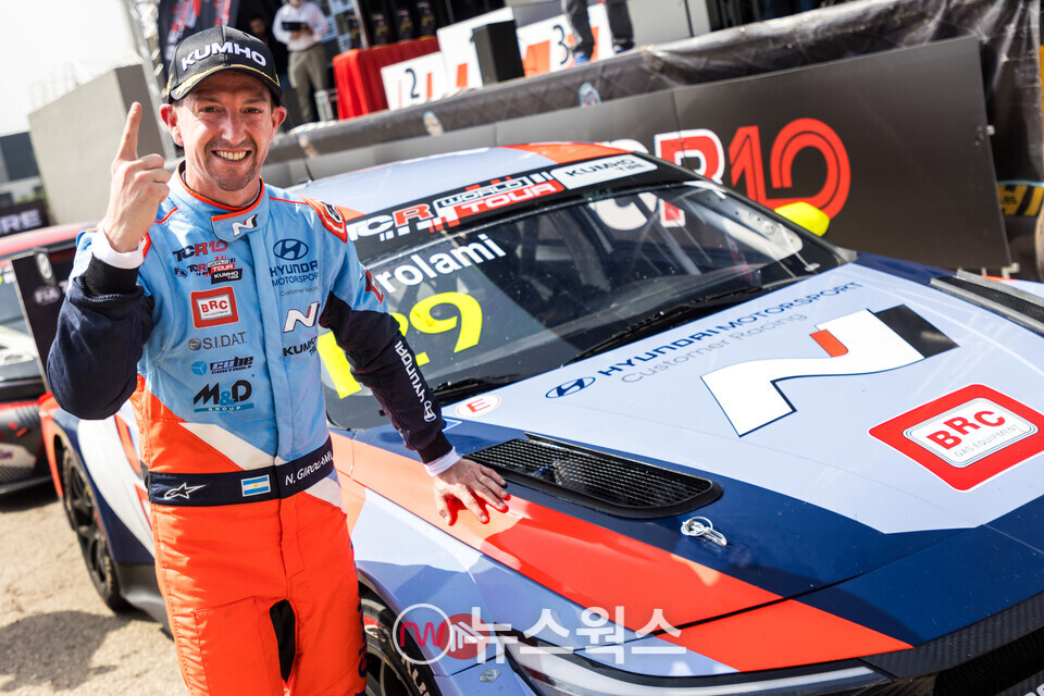 네스토르 지로라미 선수가 '2025 TCR 월드 투어' 스페인 대회에서 우승을 차지하고 기념 촬영을 하고 있다. (사진제공=현대차)