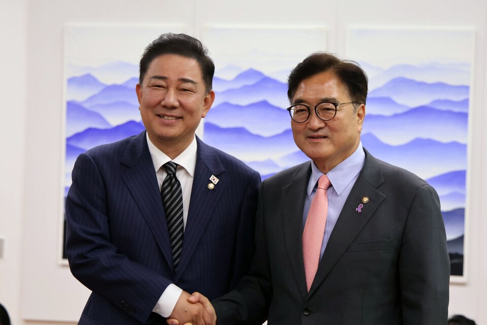 우원식(오른쪽) 국회의장과 김병기 더불어민주당 당대표 직무대행 겸 원내대표가 16일 오전 서울 여의도 국회 의장실에서 악수하고 있다. (출처=김병기 의원 페이스북)