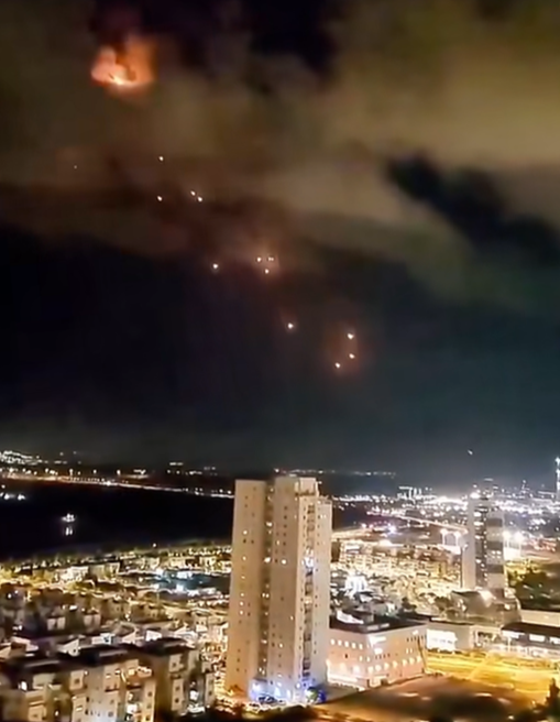 이스라엘 텔아비브 인근에 이란이 미사일 공격을 하고 있다. (출처=엑스) 