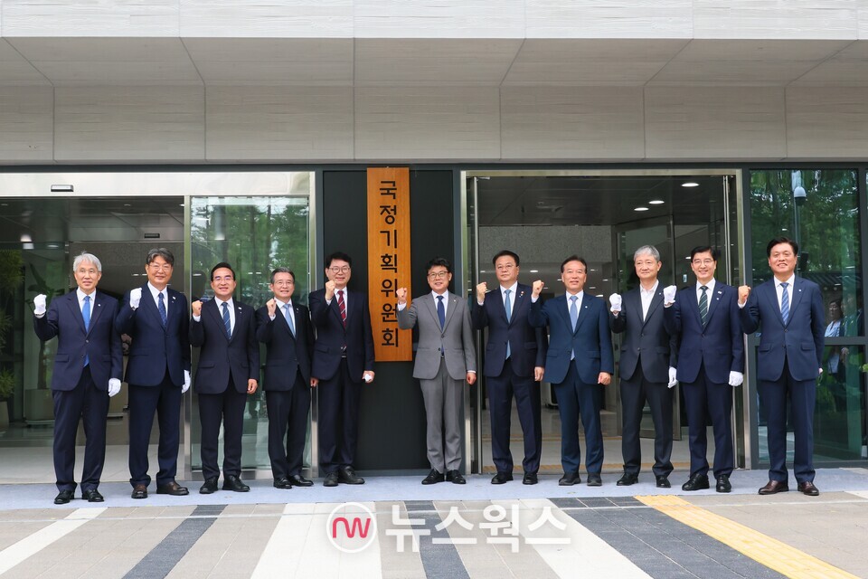 이한주(왼쪽 다섯 번째) 국정기획위원장과 진성준·김용범·방기선 국정기획위 부위원장 등 참석자들이 16일 서울 종로구 정부서울청사 창성동 별관에서 열린 국정기획위원회 현판식에서 현판 제막을 마친 후 기념 촬영을 하고 있다. (사진제공=국정기획위)