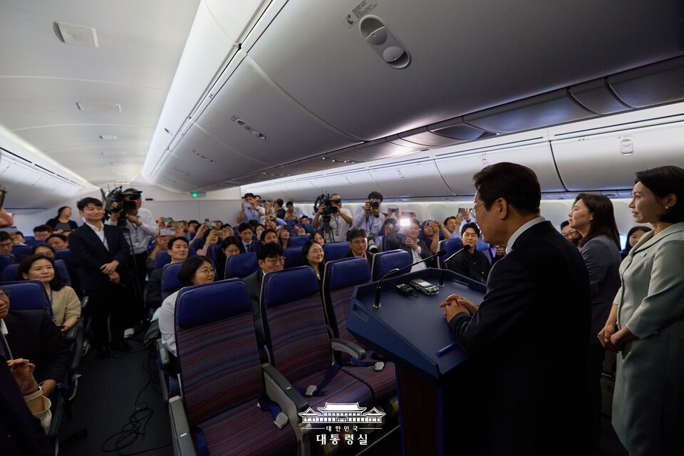 주요 7개국(G7) 정상회의에 참석하는 이재명 대통령이 16일(현지시간) 캐나다 앨버타주 캘거리로 향하는 공군 1호기에서 기자간담회를 하고 있다. (출처=대통령실 홈페이지)