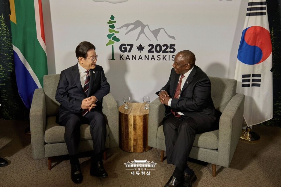 주요 7개국(G7) 정상회의 참석차 캐나다를 방문한 이재명 대통령이 16일(현지시간) 캘거리 한 호텔에서 시릴 라마포사 남아공 대통령과 한-남아공 정상회담하고 있다. (출처=대통령실 홈페이지)
