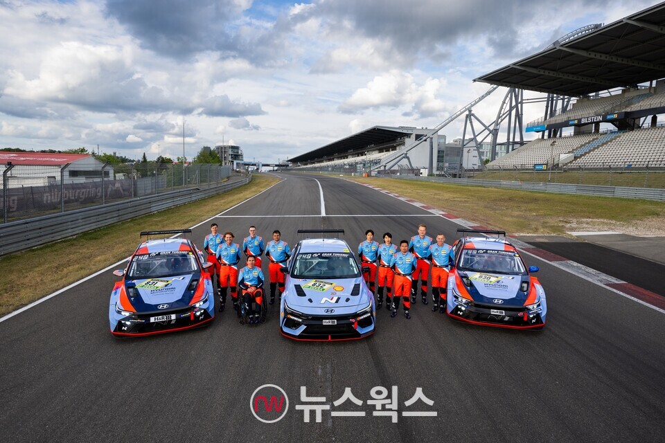 '2025 뉘르부르크링 24시 내구레이스' TCR 클래스에 출전 예정인 현대자동차 경주 차량과 선수들이 기념 촬영을 하고 있다. (사진제공=현대차)