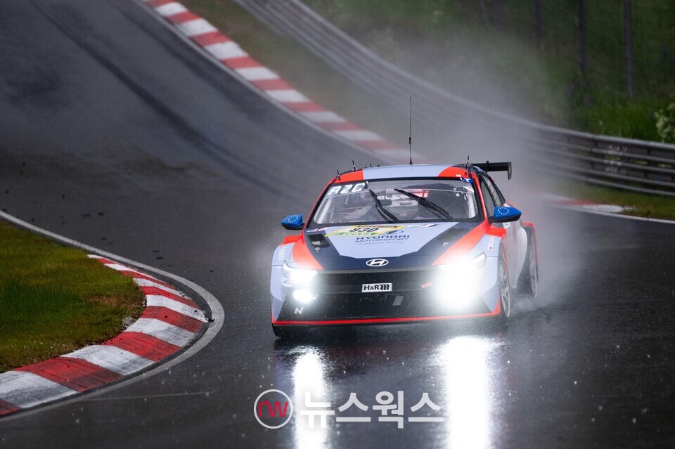 '2025 뉘르부르크링 24시 내구레이스' TCR 클래스에 출전 예정인 현대차 유럽팀의 830번 '엘란트라 N TCR' 경주 차량. (사진제공=현대차)