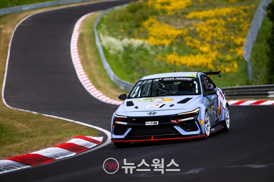 '2025 뉘르부르크링 24시 내구레이스' SP3T 클래스에 출전 예정인 현대 N 컵팀의 303번 '엘란트라 N1 컵 카' 경주 차량.(사진제공=현대차)