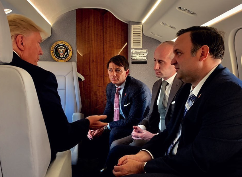 도널드 트럼프 대통령과 에어포스원에서 대화하고 있는 스티븐 밀러(오른쪽 두 번째) 백악관 부비서실장. (출처=스티븐 밀러 인스타그램)