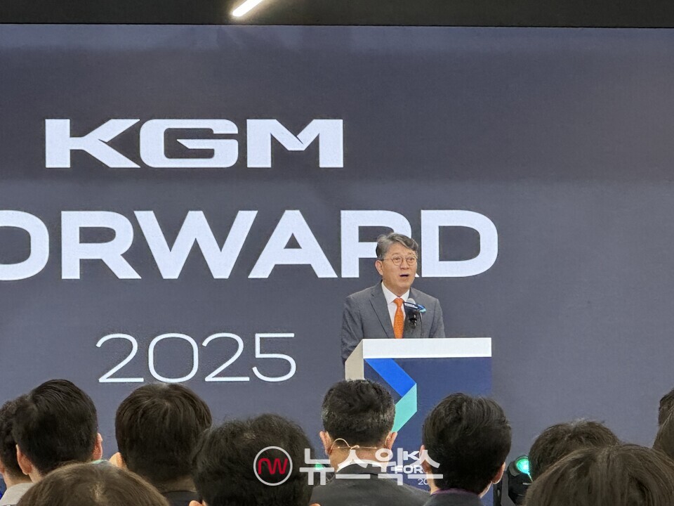 17일 경기도 평택 KGM 본사에서 열린 'KGM FORWARD'에서 곽재선 KGM 회장이 인사말을 하고 있다. (사진=정현준 기자)