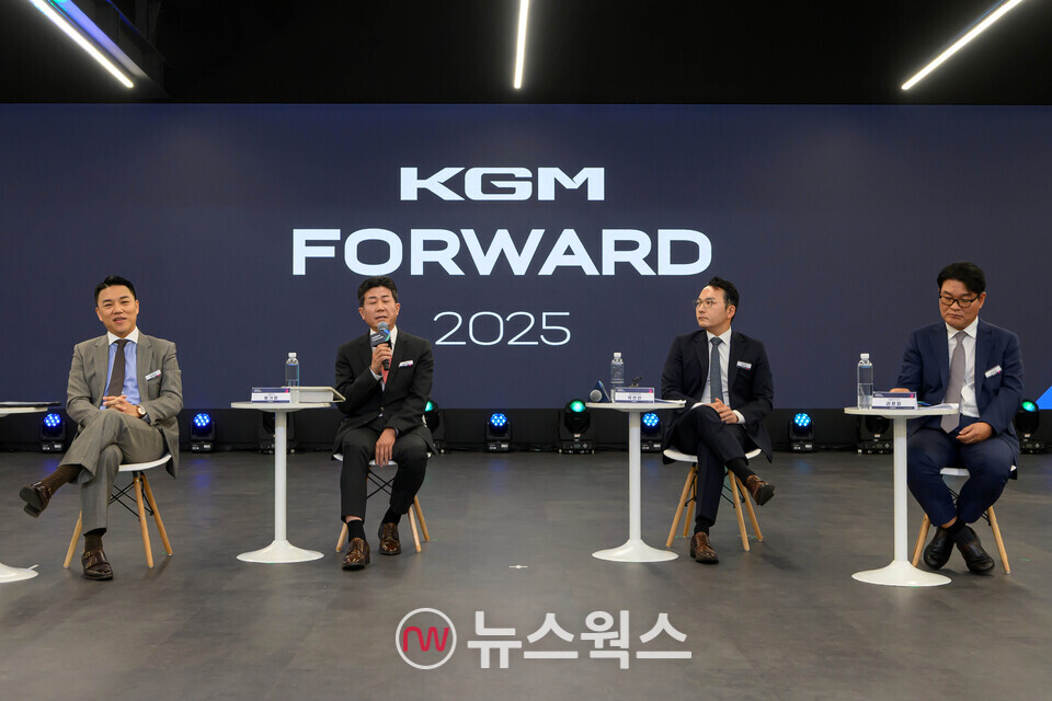 박경준(왼쪽부터) KGM 국내사업본부장, 황기영 KGM 대표이사, 곽정현 KGM 사업전략 부문장, 권용일 KGM 연구소장이 질의응답에 참여하고 있다. (사진제공=KGM)