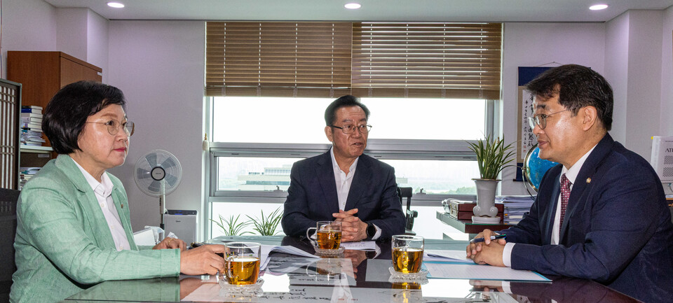 김민석 국무총리 후보자 인사청문특별위원회 이종배(가운데) 위원장과 김현(왼쪽), 배준영 여야 간사가 17일 오전 서울 여의도 국회 의원회관에서 사전 회동을 갖고 있다. (사진=뉴스1)