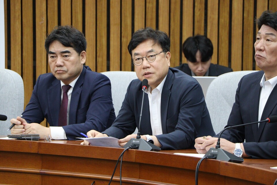 서범수(왼쪽 두 번째) 국민의힘 의원이 17일 국회에서 열린 원내대책회의에서 발언하고 있다. (출처=서범수 의원 페이스북)