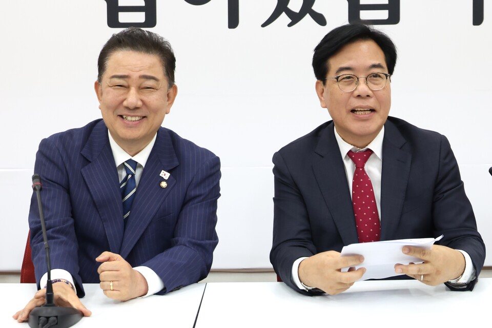 김병기(왼쪽) 더불어민주당 당대표 직무대행 겸 원내대표가 17일 오후 서울 여의도 국회에서 송언석 국민의힘 신임 원내대표를 예방하고 있다. (사진=뉴스1)