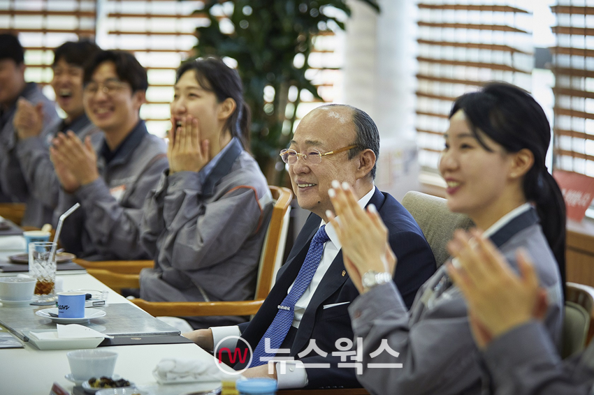 김승연 한화그룹 회장이 17일 한화토탈에너지스 대산공장을 방문해 임직원들을 격려하고 있다. (사진제공=한화그룹)