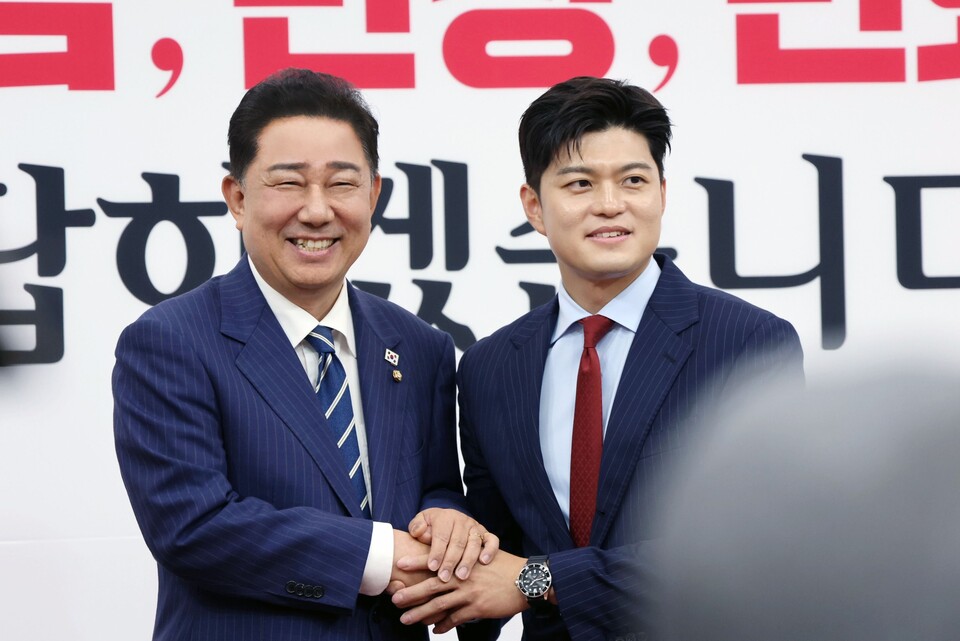 김병기(왼쪽) 더불어민주당 당대표 직무대행 겸 원내대표가 17일 오후 서울 여의도 국회에서 김용태 국민의힘 비상대책위원장과 면담에 앞서 악수하고 있다. (출처=김병기 의원 페이스북)