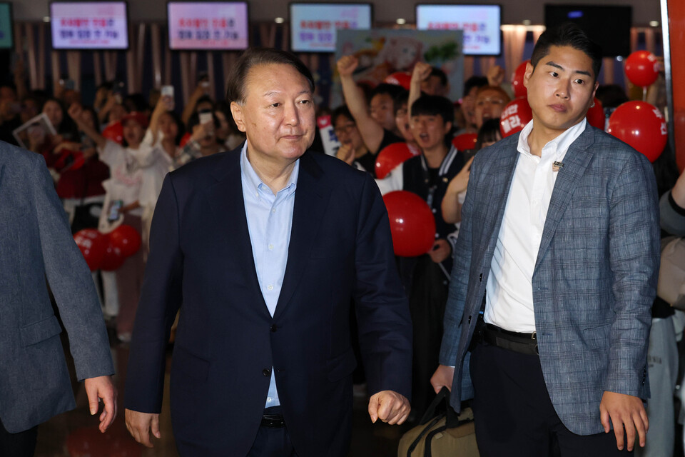 윤석열 전 대통령이 5월 21일 오전 서울 메가박스 동대문에 영화 '부정선거, 신의 작품인가' 관람을 위해 들어서고 있다. (사진=뉴스1)