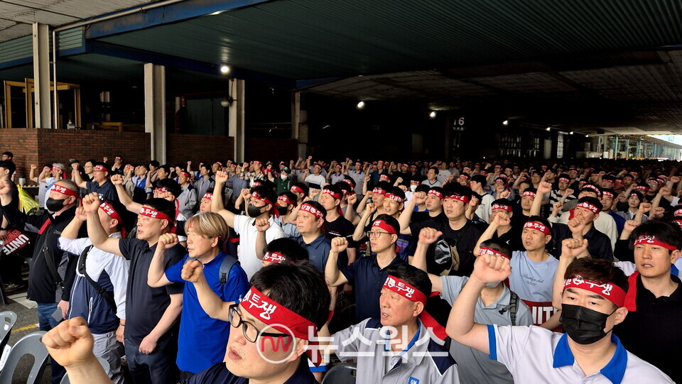 전국금속노동조합 한국지엠지부 조합원들이 17일 사측의 매각 계획에 반대하는 전진대회에서 구호를 외치고 있다. (사진제공=전국금속노동조합 한국지엠지부)
