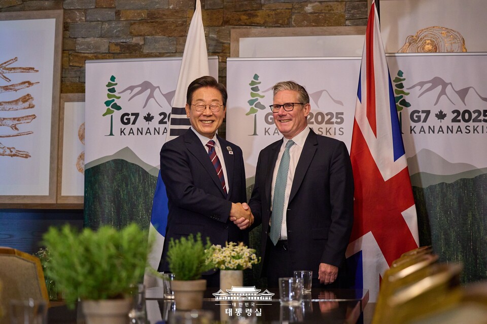 이재명 대통령이 17일(현지시간) 캐나다 앨버타주 카나나스키스 주요 7개국(G7) 정상회의장에서 키어 스타머 영국 총리와 정상회담을 하고 있다. (출처=대통령실 홈페이지)