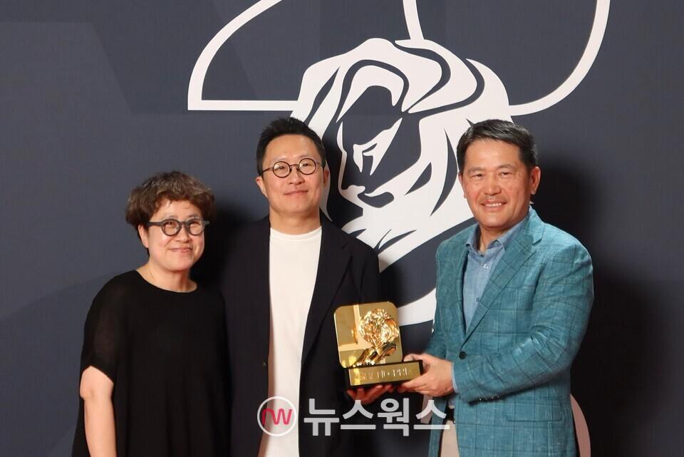 국제 광고제 '칸 라이언즈 2025'에서 단편 영화 '밤낚시'가 엔터테인먼트 부문 그랑프리를 수상한 가운데, 김정아(왼쪽부터) 이노션 최고 크리에이티브 책임자(CCO) 부사장, 지성원 현대차 브랜드마케팅본부장 전무, 이용우 이노션 대표이사가 기념 촬영을 하고 있다. (사진제공=현대차)