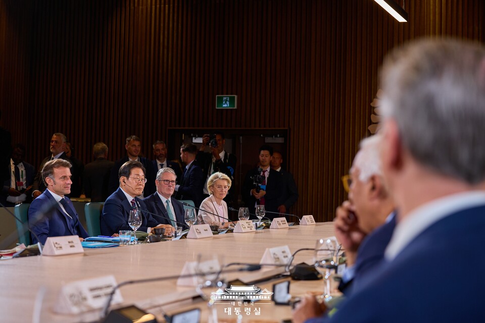 이재명 대통령이 지난 17일(현지시간) 캐나다 앨버타주 캐내내스키스 주요 7개국(G7) 정상회의장에서 업무 오찬을 겸해 열린 G7 정상회의 확대 세션에 참석하고 있다. (출처=대통령실 홈페이지)