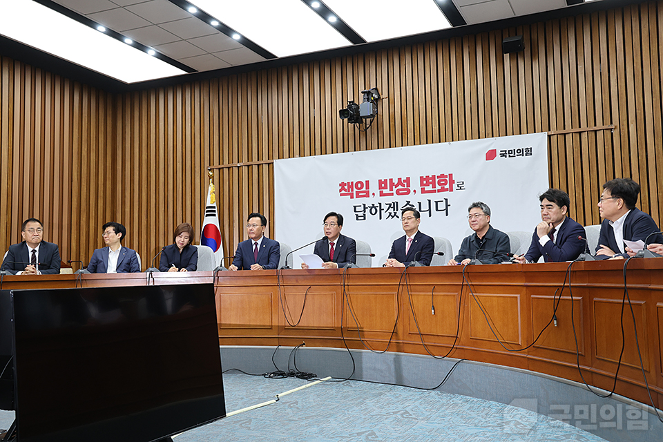 송언석(오른쪽 다섯 번째) 국민의힘 원내대표가 지난 17일 국회에서 열린 원내대책회의에서 발언하고 있다. (사진제공=국민의힘)