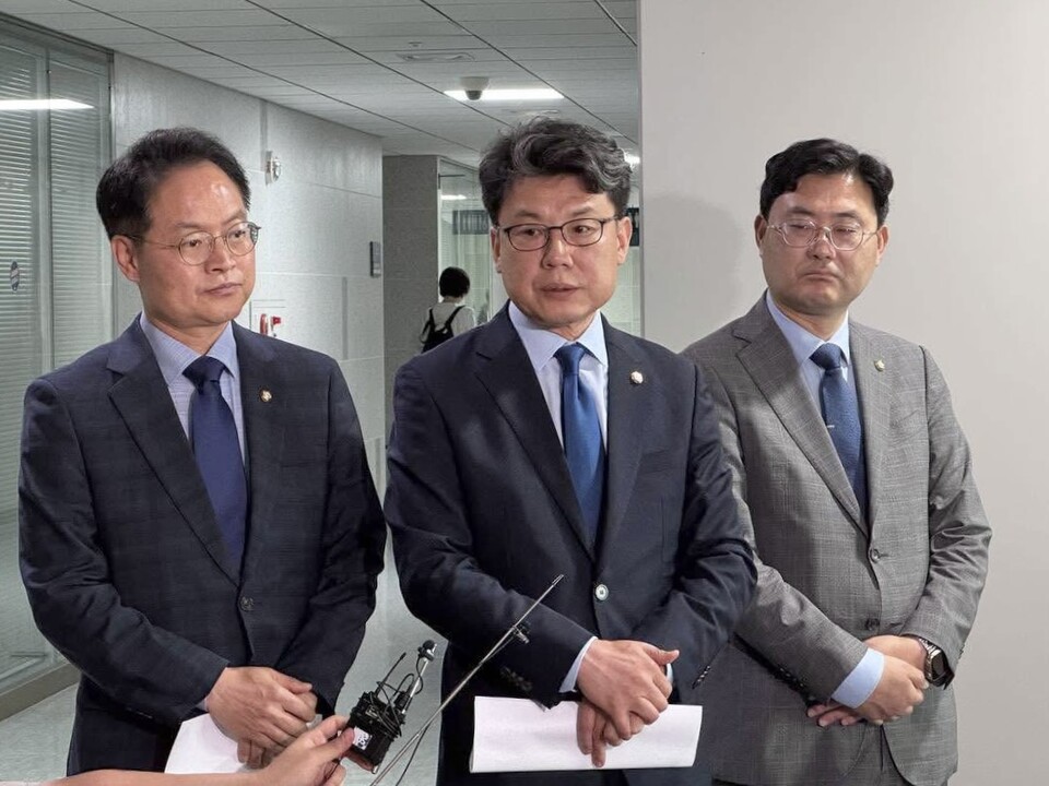 진성준 더불어민주당 정책위의장이 18일 오전 서울 여의도 국회에서 비공개 당정 정책간담회를 마친 뒤 기자들과 만나 민생회복지원금을 포함한 추가경정예산 편성에 대해 답하고 있다. (출처=진성준 의원 페이스북)