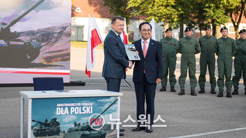 이용배(오른쪽) 현대로템 사장이 지난 2022년 8월 26일 폴란드에서 마리우시 브와슈차크 폴란드 부총리 겸 국방장관과 K2 전차 1000대 공급을 위한 기본계약을 체결하고 있다. (사진제공=현대로템)